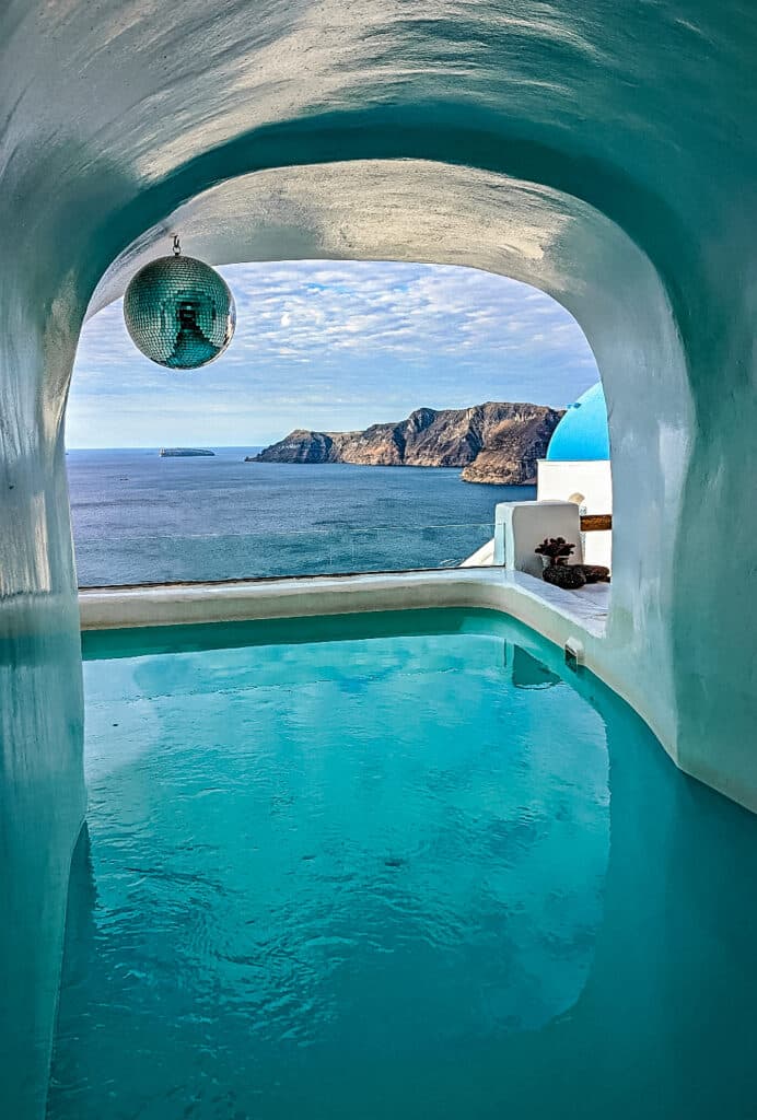 The best luxury hotel in Santorini